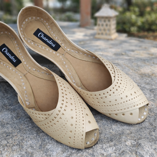 Peep Toes off white Khussa