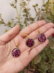 FLAT PRESSED RESIN PRESERVED RED PINK  ANALACE FLOWER  PENNDENT WITH CHAIN  AND EARRINGS  SET