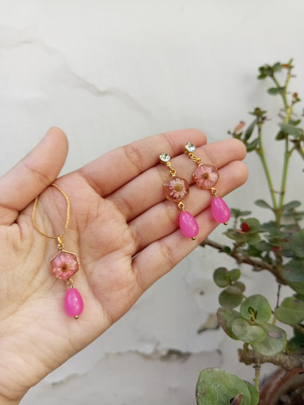 FLAT PRESSED RESIN PRESERVED  PINK  MINI  FLOWER HONEYCOMB PENDANT AND   EARRINGS SET