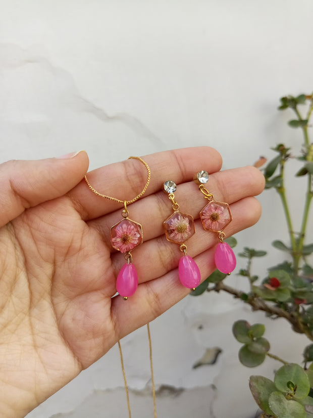 FLAT PRESSED RESIN PRESERVED  PINK  MINI  FLOWER HONEYCOMB PENDANT AND   EARRINGS SET
