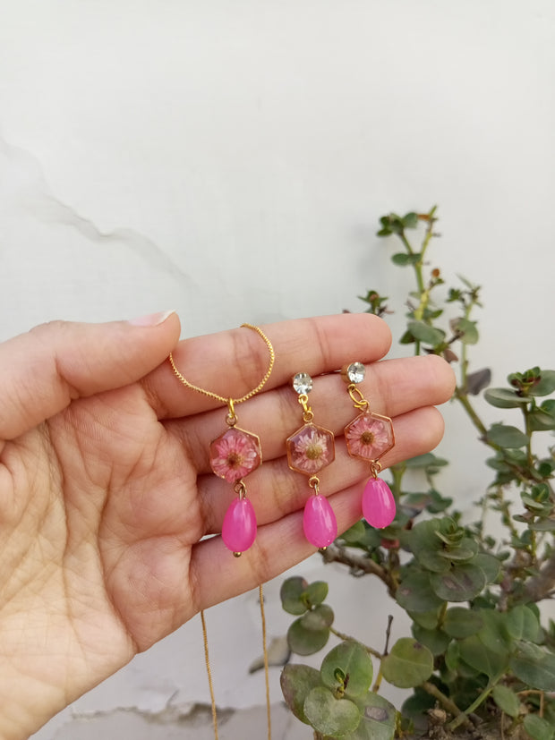 FLAT PRESSED RESIN PRESERVED  PINK  MINI  FLOWER HONEYCOMB PENDANT AND   EARRINGS SET