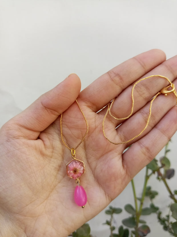 FLAT PRESSED RESIN PRESERVED  PINK  MINI  FLOWER HONEYCOMB  PENNDENT WITH CHAIN