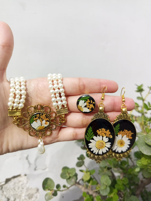 Flat Pressed Resin Preserved Fresh  Epoxy Dried Flower Pearls Choker  Necklace