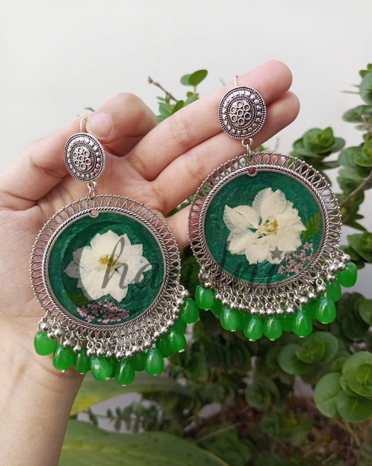 WHITE  FLOWER GREEN  PEARLS EARRING