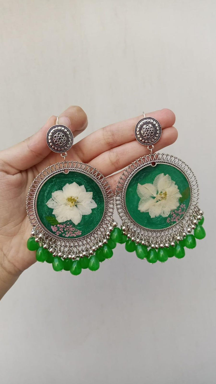 WHITE  FLOWER GREEN  PEARLS EARRING