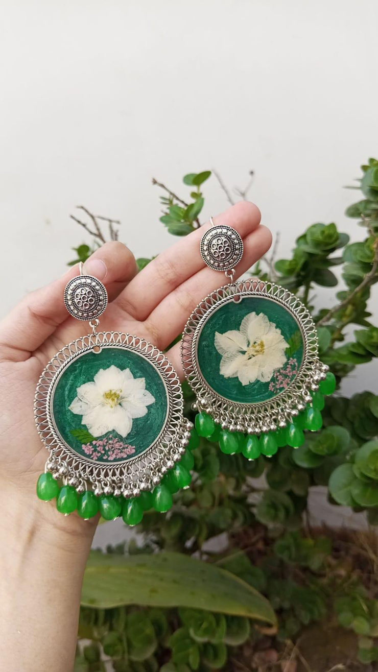 WHITE  FLOWER GREEN  PEARLS EARRING