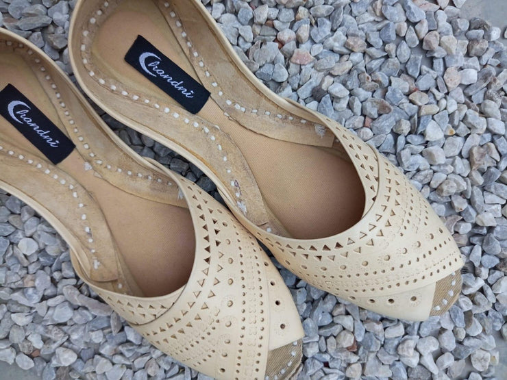 CHCK_308_ Peep Toes off white Khussa