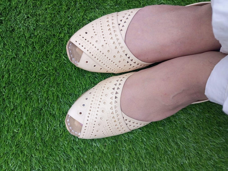 CHCK_308_ Peep Toes off white Khussa