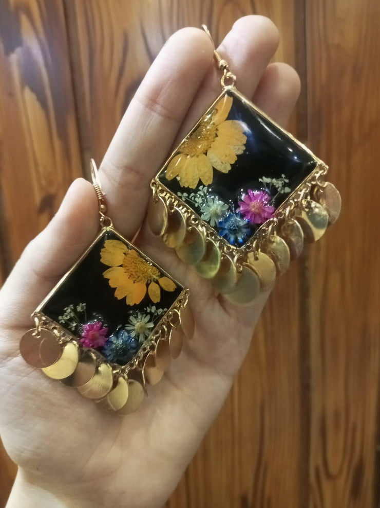 RESIN PRESERVED FLOWER  BLACK   SQUARE COIN EARRINGS