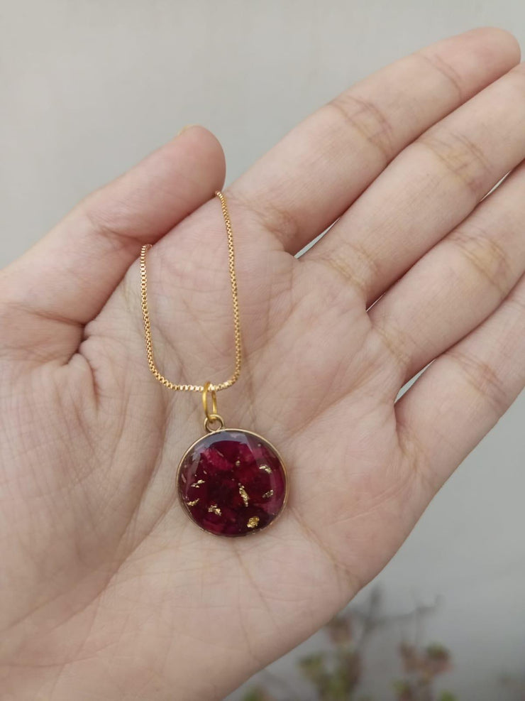 CRUSH ROSE   PENNDENT WITH CHAIN ,EAR STUDS AND RING