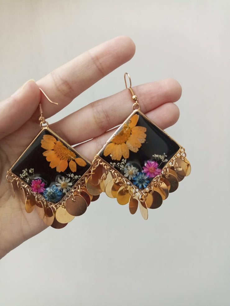 RESIN PRESERVED FLOWER  BLACK   SQUARE COIN EARRINGS