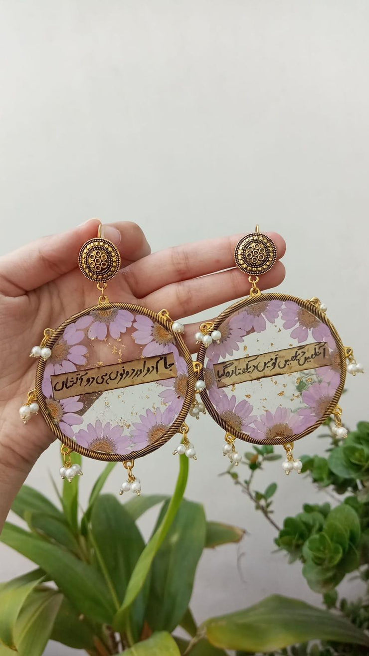 RESIN PRESERVED DAISY  FLOWER " ANKHY DAKHI TU MA DAKHTA REH GYA " POETRY  EARRINGS