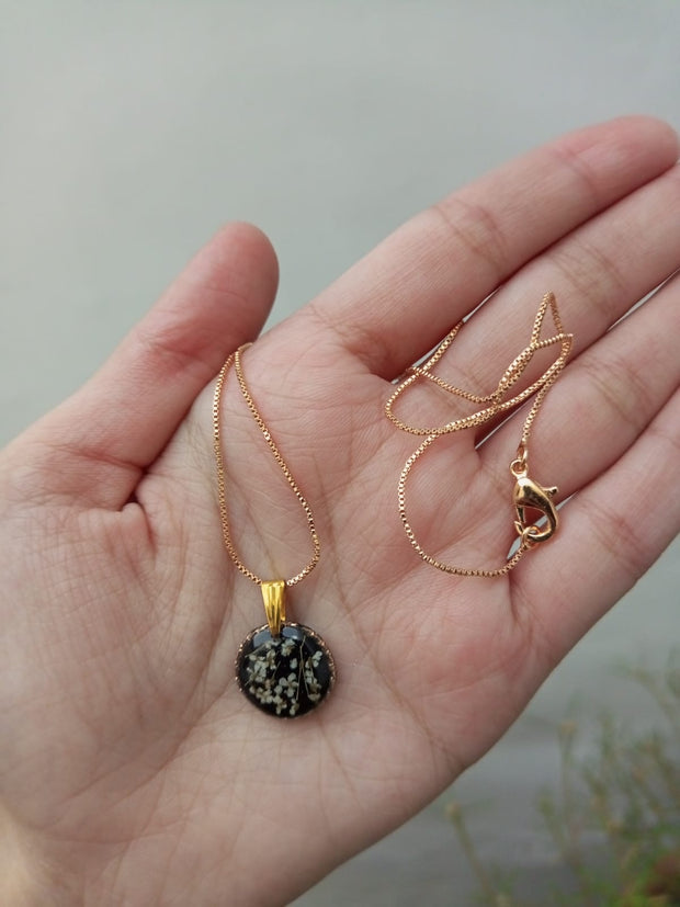 FLAT PRESSED RESIN PRESERVED WHITE ANALACE FLOWER  PENNDENT WITH CHAIN ,EAR STUDS AND RING