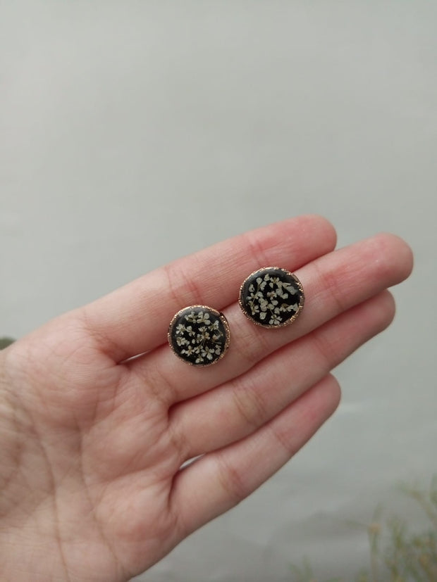 FLAT PRESSED RESIN PRESERVED WHITE ANALACE FLOWER  PENNDENT WITH CHAIN ,EAR STUDS AND RING