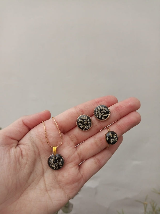 FLAT PRESSED RESIN PRESERVED WHITE ANALACE FLOWER  PENNDENT WITH CHAIN ,EAR STUDS AND RING