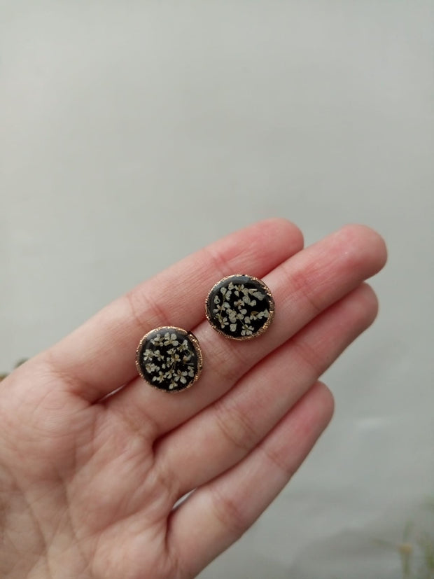 FLAT PRESSED RESIN PRESERVED WHITE ANALACE FLOWER  PENNDENT WITH CHAIN ,EAR STUDS AND RING