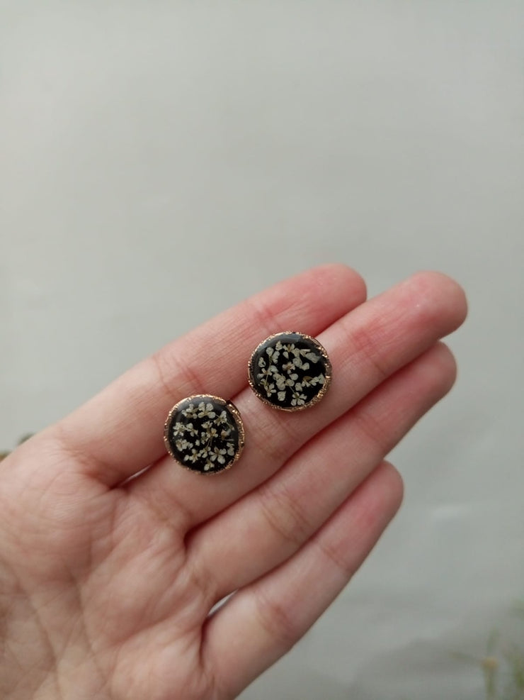 FLAT PRESSED RESIN PRESERVED WHITE ANALACE FLOWER  PENNDENT WITH CHAIN ,EAR STUDS AND RING