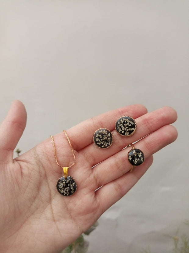 FLAT PRESSED RESIN PRESERVED WHITE ANALACE FLOWER  PENNDENT WITH CHAIN ,EAR STUDS AND RING