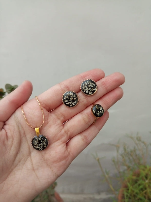 FLAT PRESSED RESIN PRESERVED WHITE ANALACE FLOWER  PENNDENT WITH CHAIN ,EAR STUDS AND RING