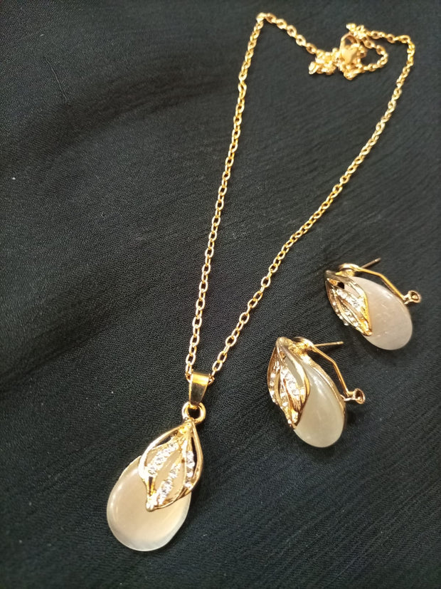Pendent Necklace with Studs  Earrings