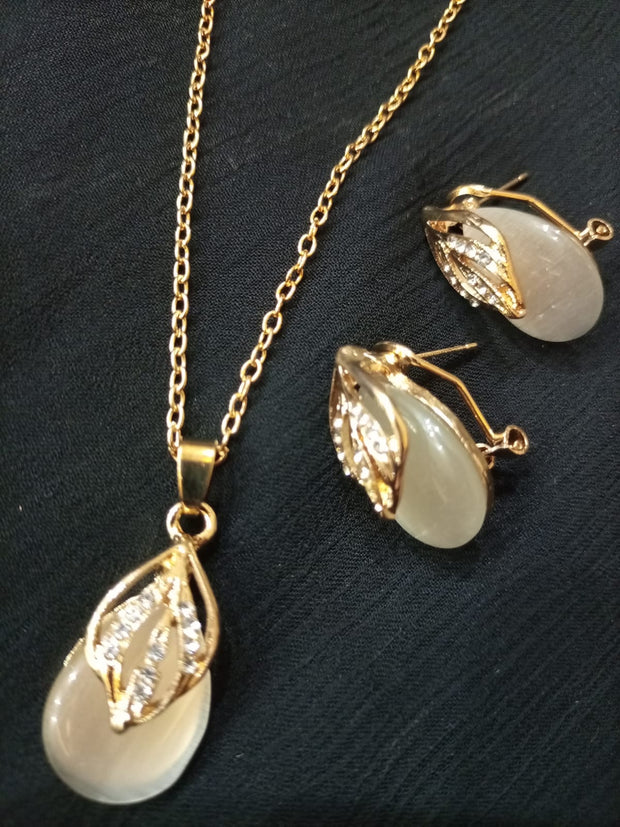 Pendent Necklace with Studs  Earrings