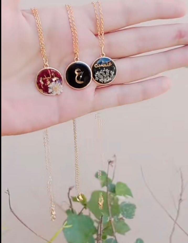 PRSERVE FLOWER IN MINI PENDANT AND WRITE NAME