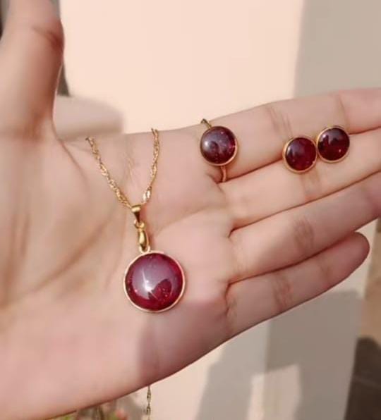 plain red  resin set