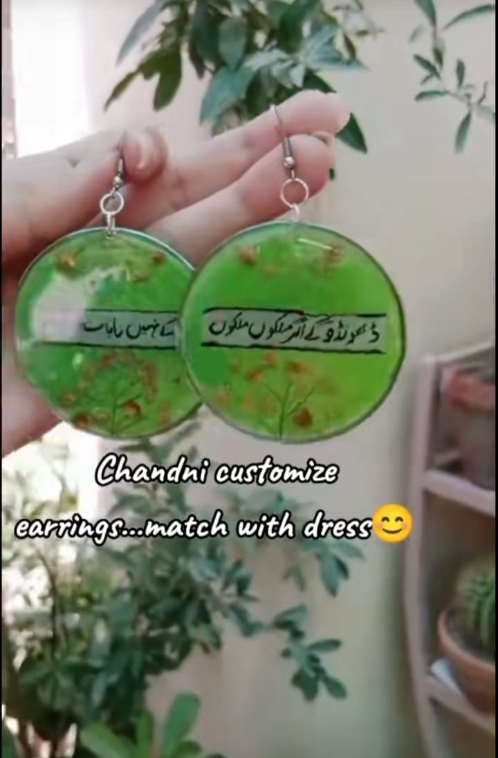 preserve white baby breath flower in green base  bangle earrings with poetry