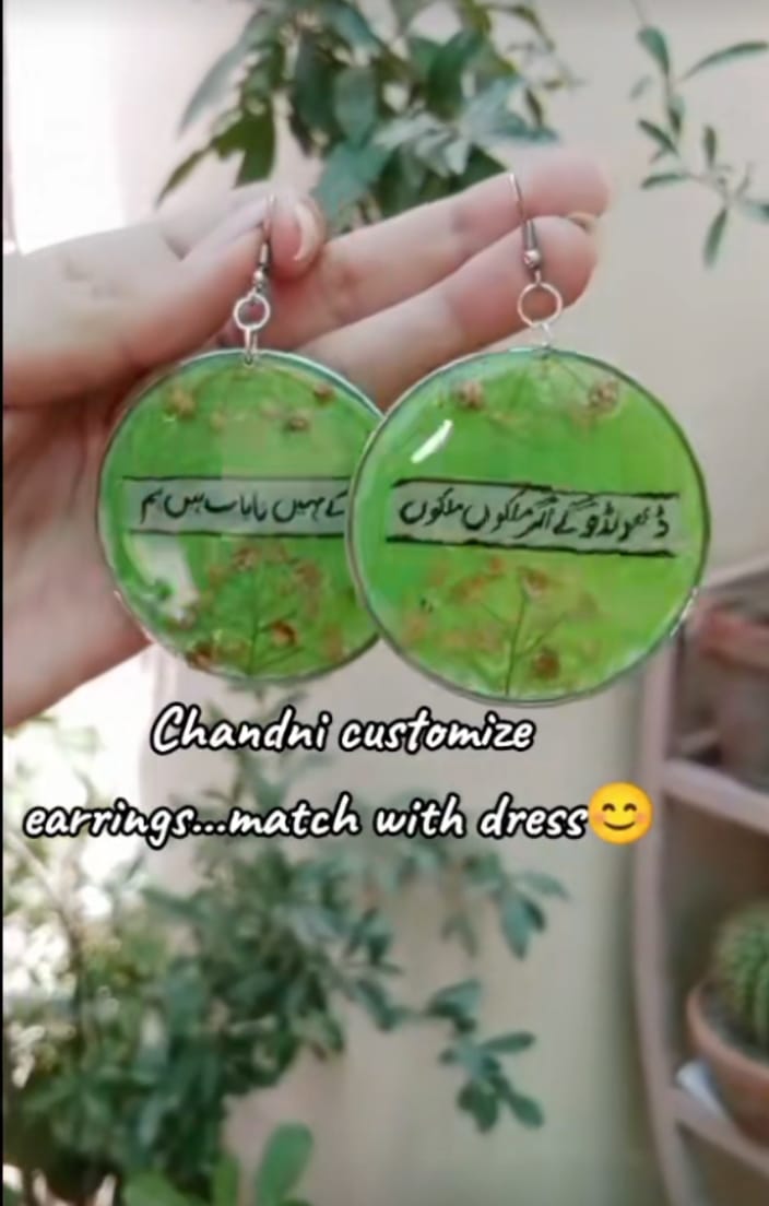 preserve white baby breath flower in green base  bangle earrings with poetry