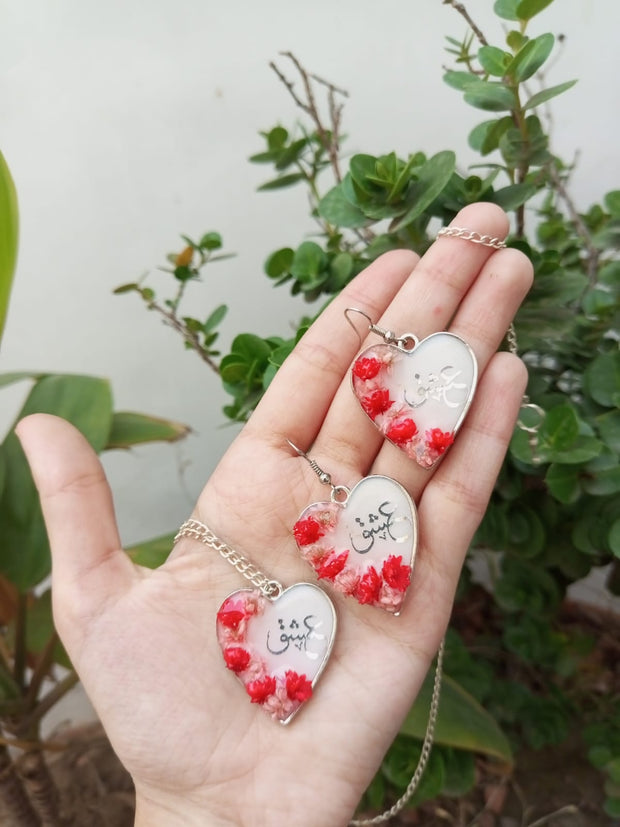 RESIN PRESERVED FLOWER "ISHQ" HEART PENDANT
