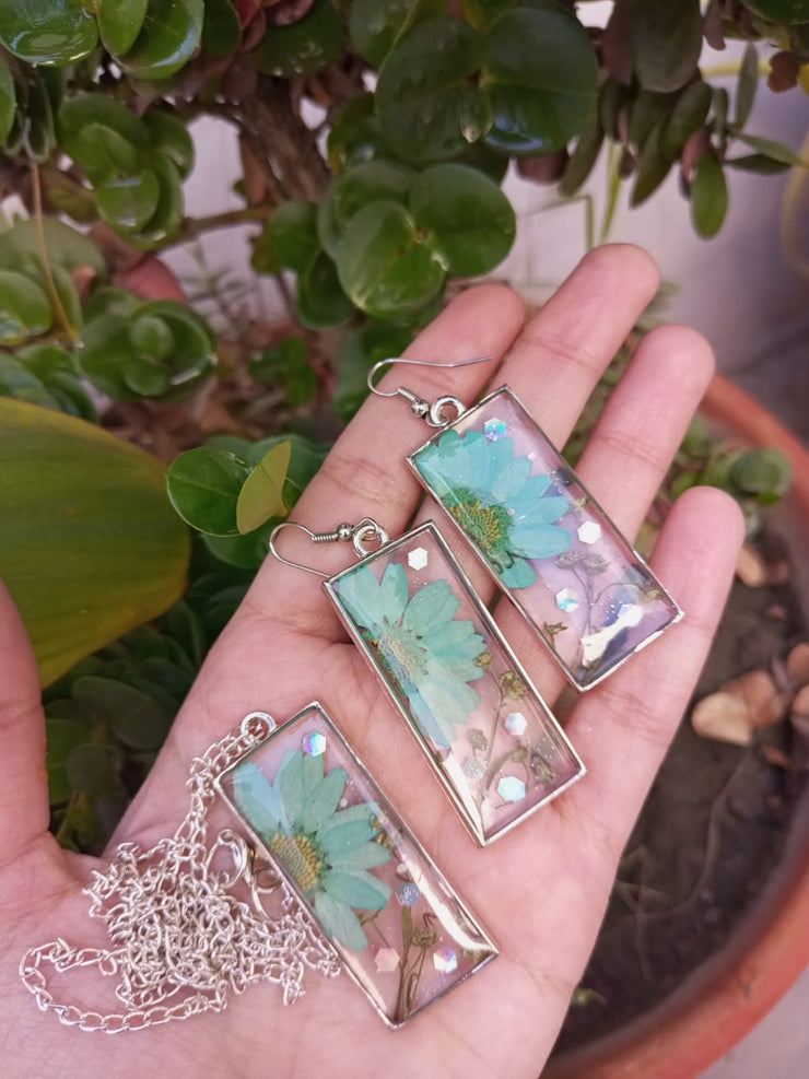 Fashion Transparent Dried Flower Elegant Rectangle Earrings For Women Resin Daisy Earring And Pendant Set