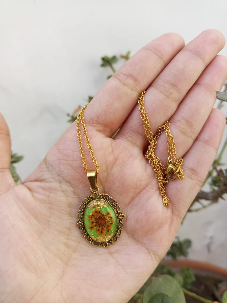 FRESH FLOWER ANTIQUE STYLE  PENNDENT WITH CHAIN