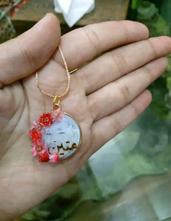 preserve flower ,sketch pic with name  in one side pendant and 2nd side plani resin red ( double side pendant)