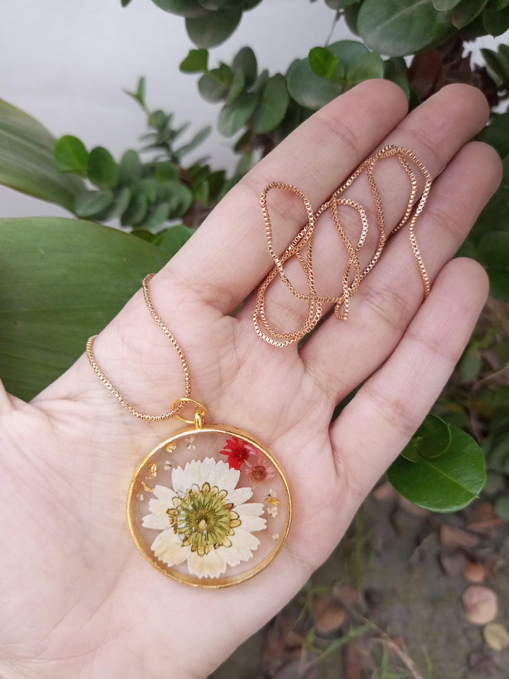 FLAT PRESSED RESIN PRESERVED FRESH PETAL  PENNDENT WITH CHAIN