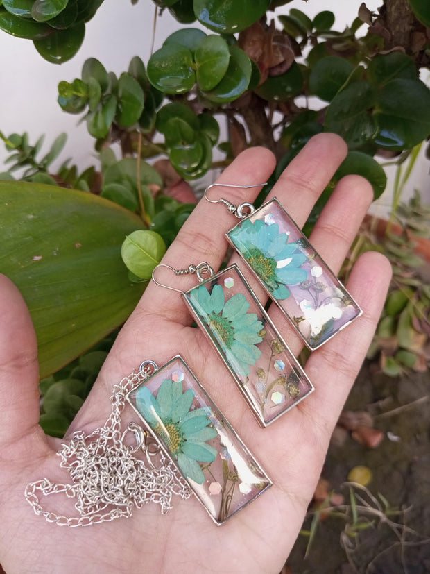 FLAT PRESSED RESIN PRESERVED FRESH PETAL  PENNDENT WITH CHAIN AND EARRINGS SET