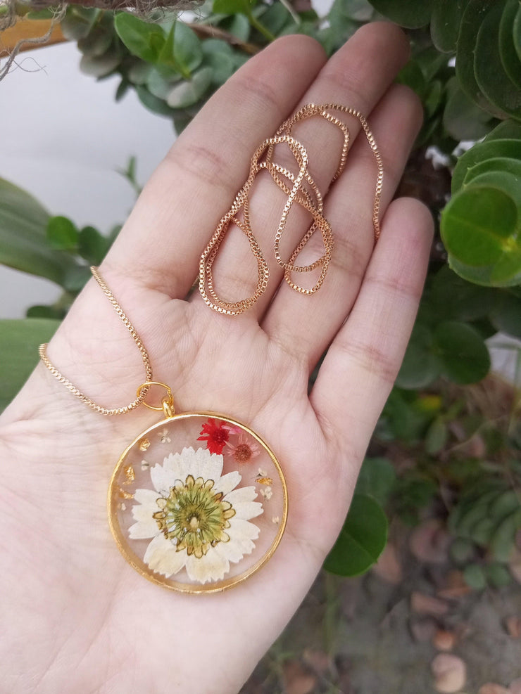 FLAT PRESSED RESIN PRESERVED FRESH PETAL  PENNDENT WITH CHAIN