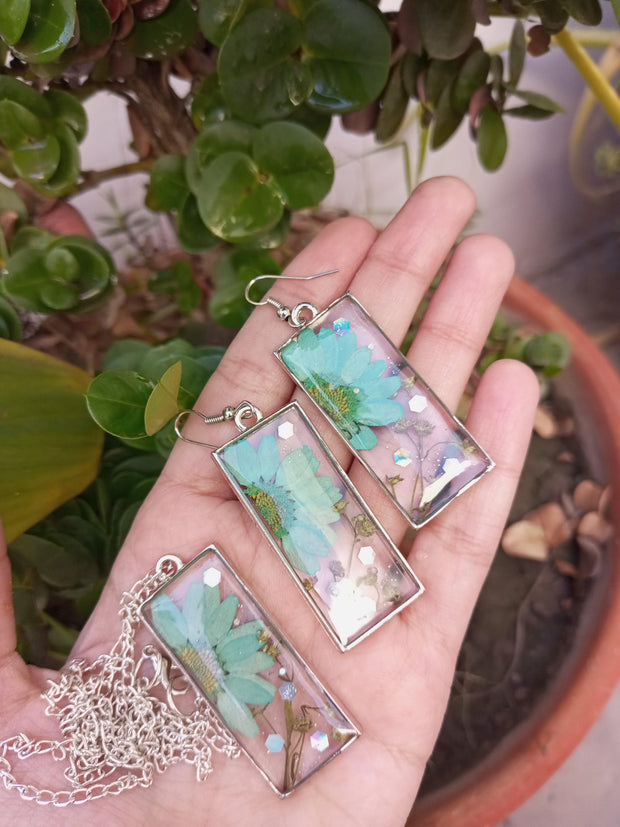 FLAT PRESSED RESIN PRESERVED FRESH PETAL  PENNDENT WITH CHAIN AND EARRINGS SET